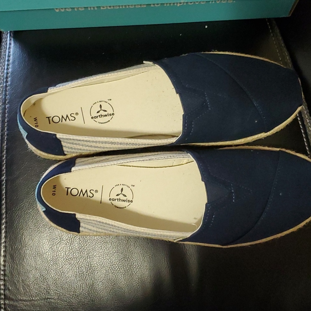 TOMS slip ons - Picture 4 of 6
